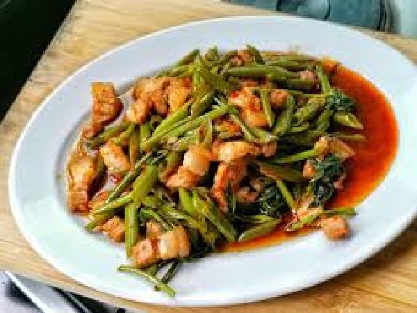 ผัดพริกแกงผักบุ้งหมู