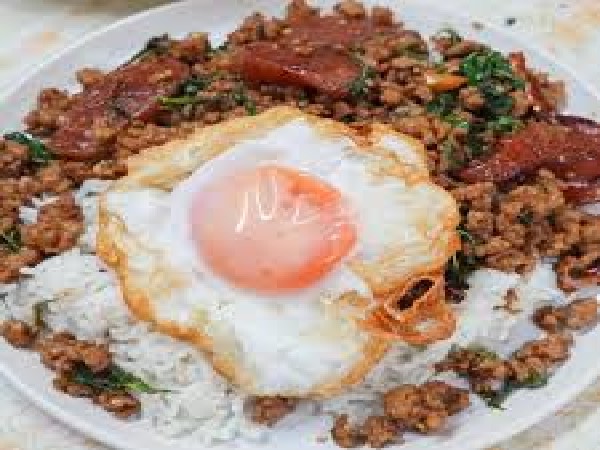 ข้าวราดกะเพราไก่กุนเชียง