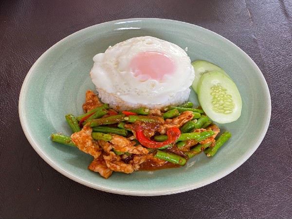 ข้าวราดผัดพริกแกงไก่