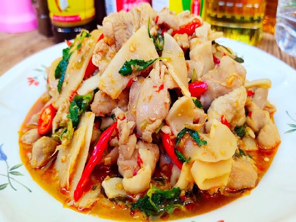 ผัดเผ็ดไก่หน่อไม้ดอง