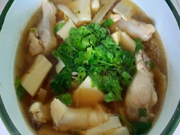 ต้มจืดหน่อไม้เหลืองน่องไก่